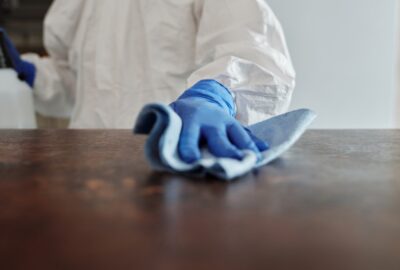 osoba sprząta w rękawiczkach jednorazowych